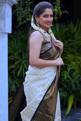 Off white silk blend banarasi jaquard designer saree with blouse 3