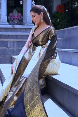 Off white silk blend banarasi jaquard designer saree with blouse 4