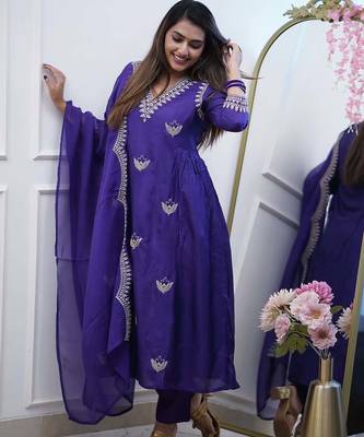 Women's chanderi silk embroidered royal blue kurta pant set with chanderi dupatta 3