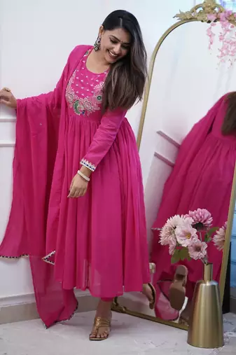Women's chinon silk floral embroidered pink kurta pant set with chanderi dupatta