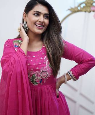Women's chinon silk floral embroidered pink kurta pant set with chanderi dupatta 4