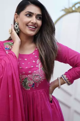 Women's chinon silk floral embroidered pink kurta pant set with chanderi dupatta