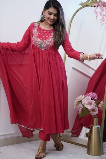 Women's chinon silk floral embroidered maroon kurta pant set with chanderi dupatta