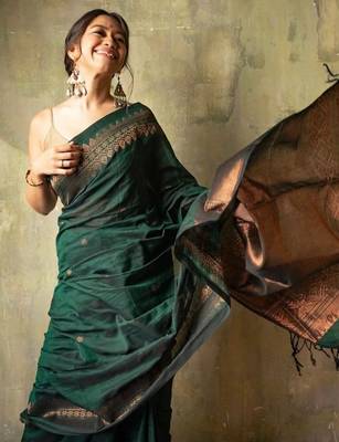 Green silk blend banarasi jaquard designer saree with blouse 2