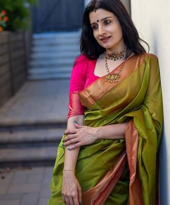 Green silk blend banarasi jaquard designer saree with blouse 2