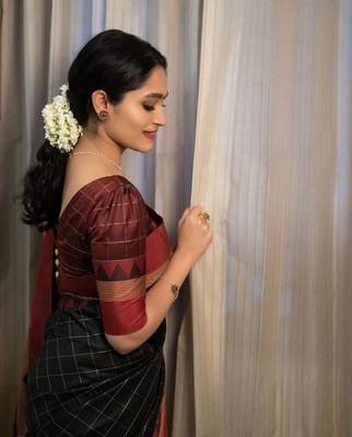 Black silk blend banarasi jaquard designer saree with blouse 3