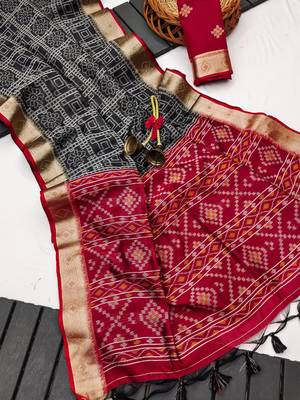 black color printed art silk saree with contrast blouse 1