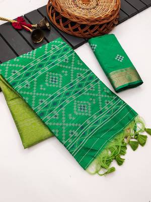 green color printed art silk saree with contrast blouse 1