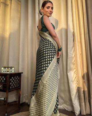 Green silk blend banarasi jaquard designer saree with blouse 2