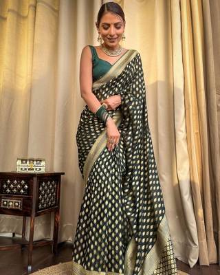 Green silk blend banarasi jaquard designer saree with blouse 3