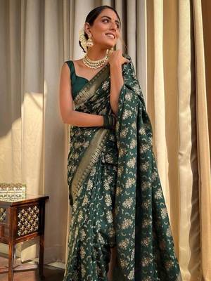 Green silk blend banarasi jaquard designer saree with blouse 3