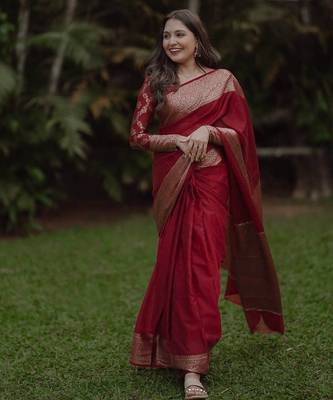 Red silk blend banarasi jaquard designer saree with blouse 2