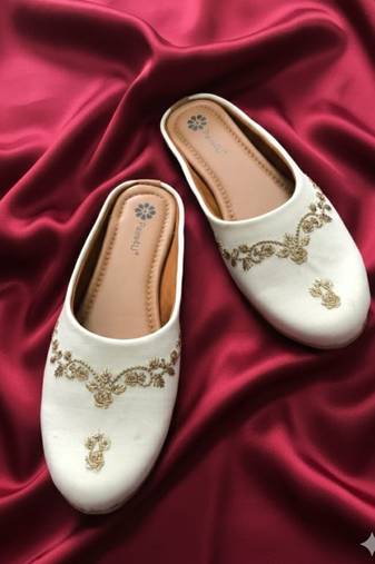  women embellished ethnic mules canvas upper with embroidered pattern