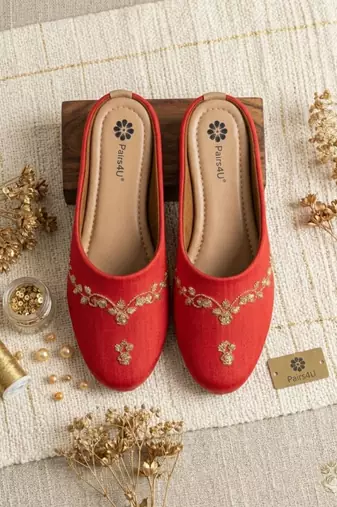  women embellished ethnic mules canvas upper with embroidered pattern