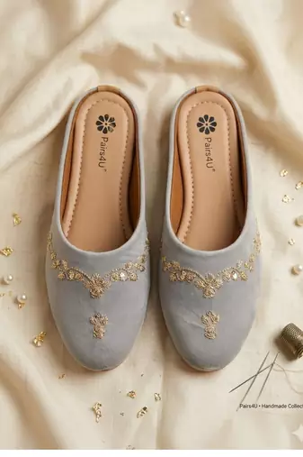  women embellished ethnic mules canvas upper with embroidered pattern