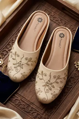  women embellished ethnic mules canvas upper with embroidered pattern