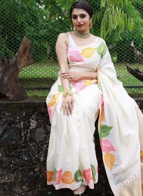 Off white silk blend banarasi jaquard designer saree with blouse 3
