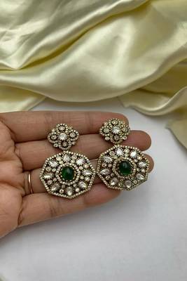 Victorian kundan polki choker necklace set with emerald green stones 3