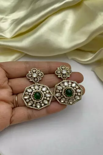 Victorian kundan polki choker necklace set with emerald green stones