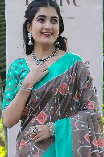 Pure cotton fancy ikkat print sarees with blouse pice*
