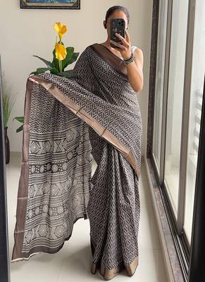 Beutiful bagru bandhani printed sarees with hevy zari bordar 1