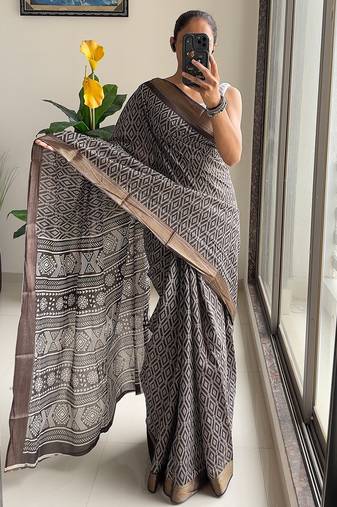 Beutiful bagru bandhani printed sarees with hevy zari bordar