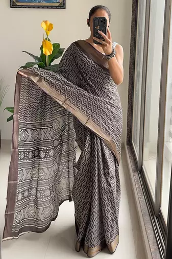 Beutiful bagru bandhani printed sarees with hevy zari bordar