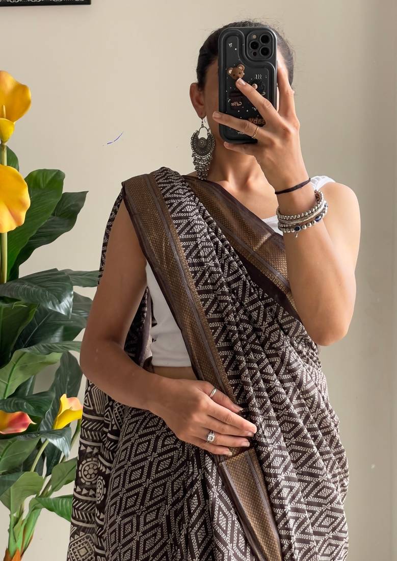 Beutiful bagru bandhani printed sarees with hevy zari bordar