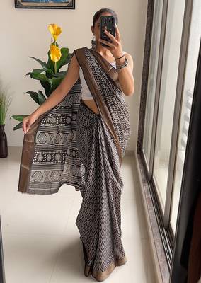Beutiful bagru bandhani printed sarees with hevy zari bordar 3
