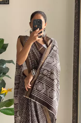 Beutiful bagru bandhani printed sarees with hevy zari bordar