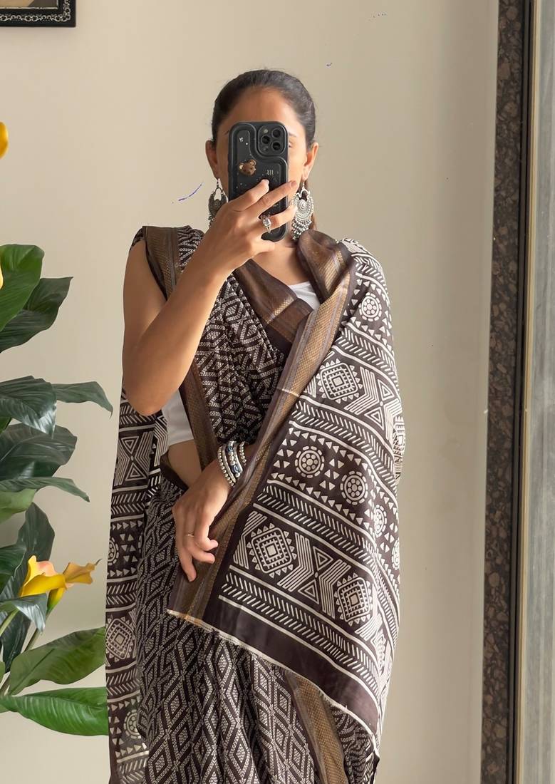 Beutiful bagru bandhani printed sarees with hevy zari bordar