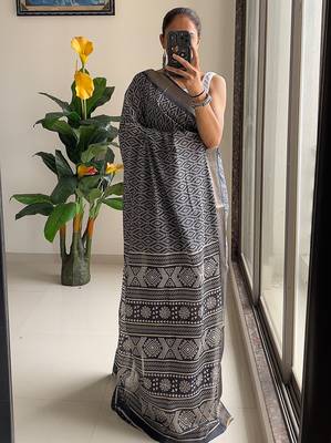 Beutiful bagru bandhani printed sarees with hevy zari bordar 1