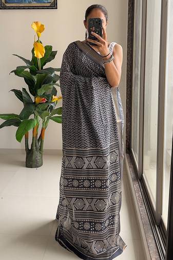 Beutiful bagru bandhani printed sarees with hevy zari bordar