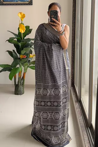 Beutiful bagru bandhani printed sarees with hevy zari bordar