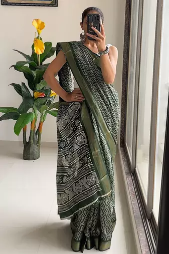 Beutiful bagru bandhani printed sarees with hevy zari bordar