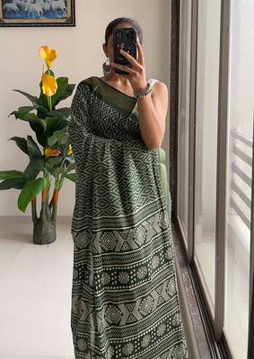 Beutiful bagru bandhani printed sarees with hevy zari bordar 3