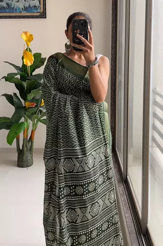 Beutiful bagru bandhani printed sarees with hevy zari bordar