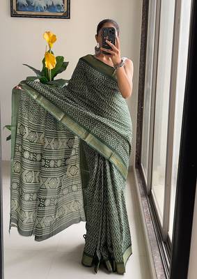 Beutiful bagru bandhani printed sarees with hevy zari bordar 4