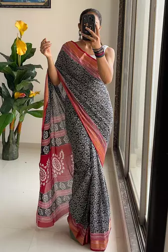 Beutiful bagru bandhani printed sarees with hevy zari bordar