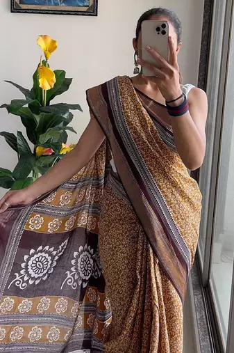 Beutiful bagru bandhani printed sarees with hevy zari bordar
