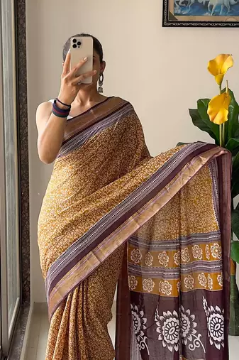 Beutiful bagru bandhani printed sarees with hevy zari bordar