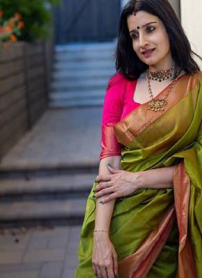 Classic green festive silk blend saree 3