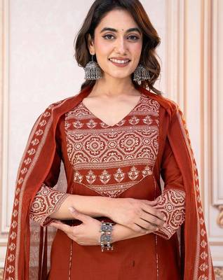 Beautiful jaipuri a women's rust orange cotton printed kurti set with a dupatta 3
