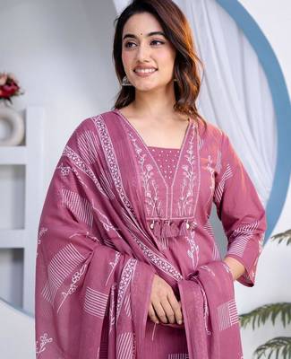 Beautiful jaipuri a women's rose pink cotton printed kurti set with a dupatta 3