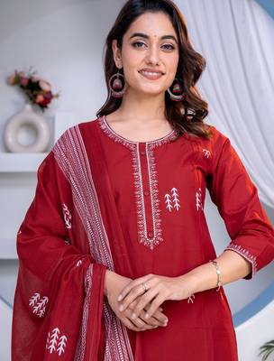 Beautiful jaipuri a women's rust cotton printed kurti set with a dupatta 3