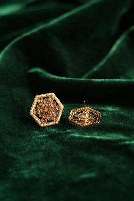 Pearl border hexagon stud earrings 3