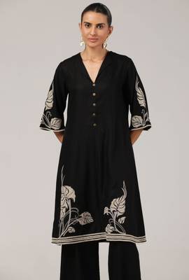 Black floral embroidered kurta with pants set 2