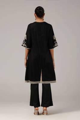 Black floral embroidered kurta with pants set 3
