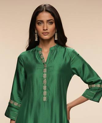 Green embroidered chanderi anarkali kurta set 3