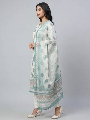Women white cotton printed kurta pant dupatta set with hand work 4